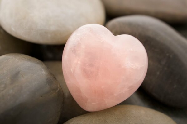 Розовый камень в форме сердца