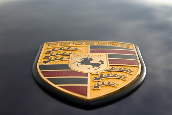 Emblema porsche su sfondo grigio primo piano