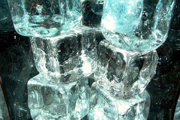 Cubos de hielo brillantes en la foto