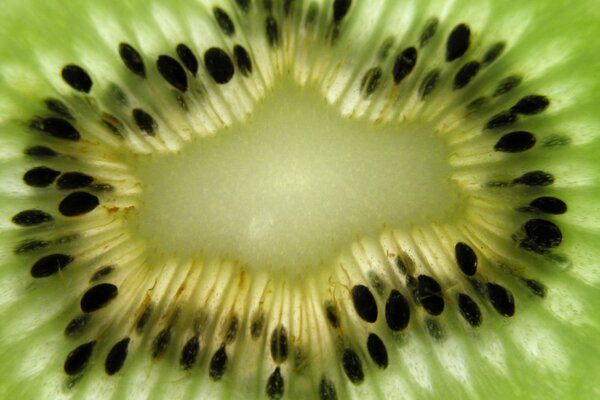 Photo agrandie de Kiwi en coupe avec des graines