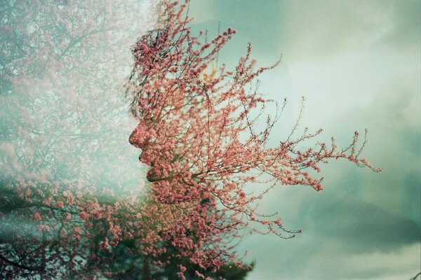 Das Gesicht eines Mädchens aus Zweigen und Blumen