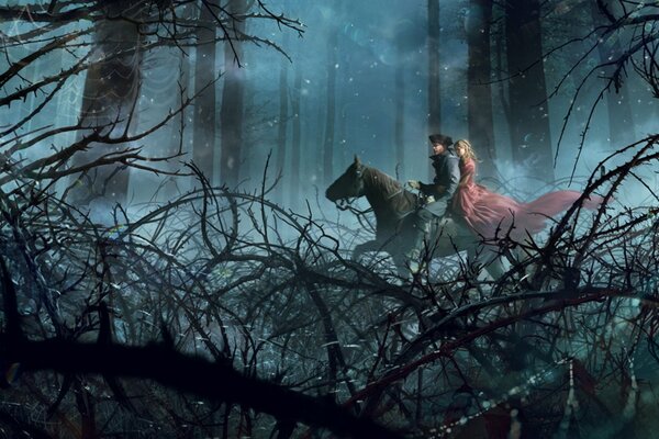 Романтическая пара на лошади в ночном лесу