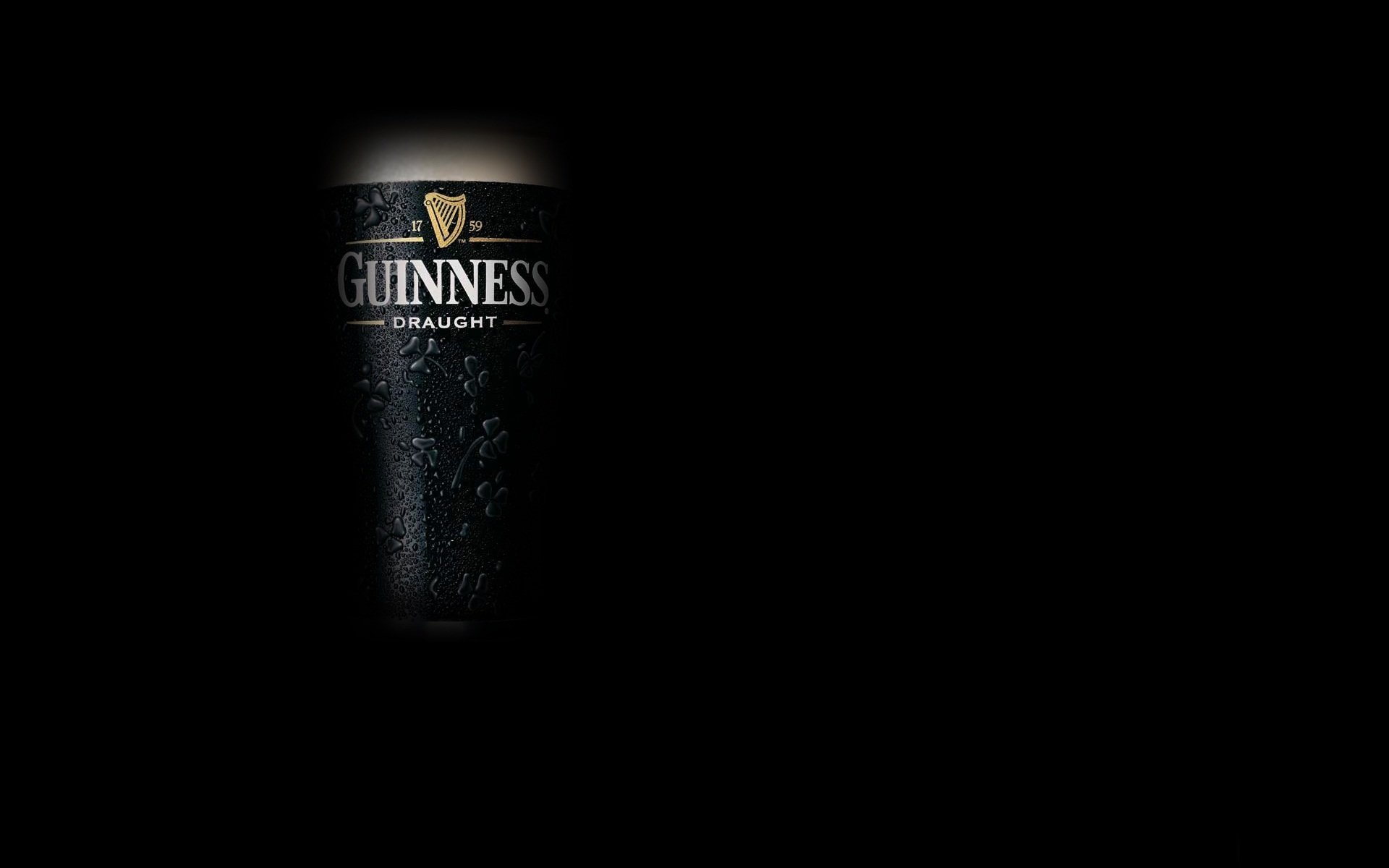 guinness piwo szklanka ciemne tło krople zimne