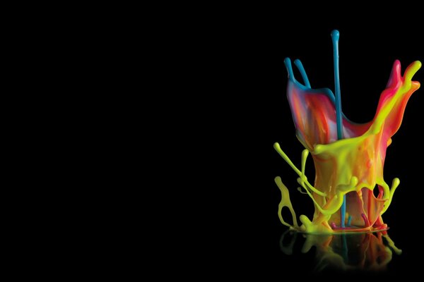 Czarne tło, rozpryski farby