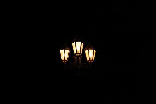 La luz de las linternas en la oscuridad de la noche