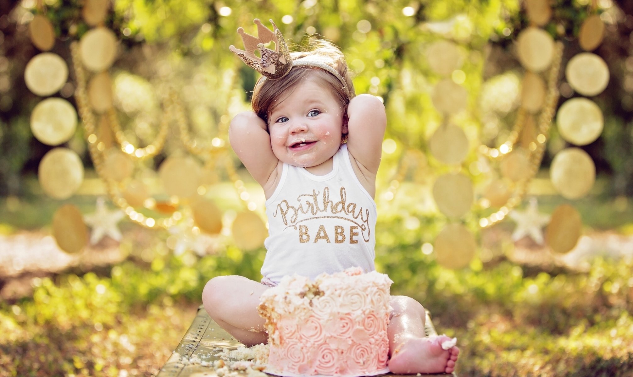 mädchen geburtstagskind geburtstag kuchen krone prinzessin stimmung