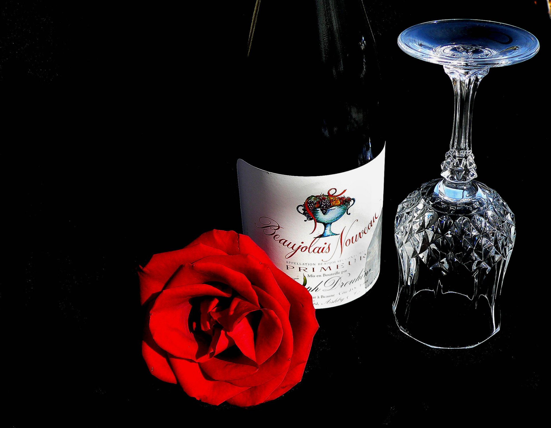 natura morta vino bottiglia bicchiere fiore rosa beaujolais