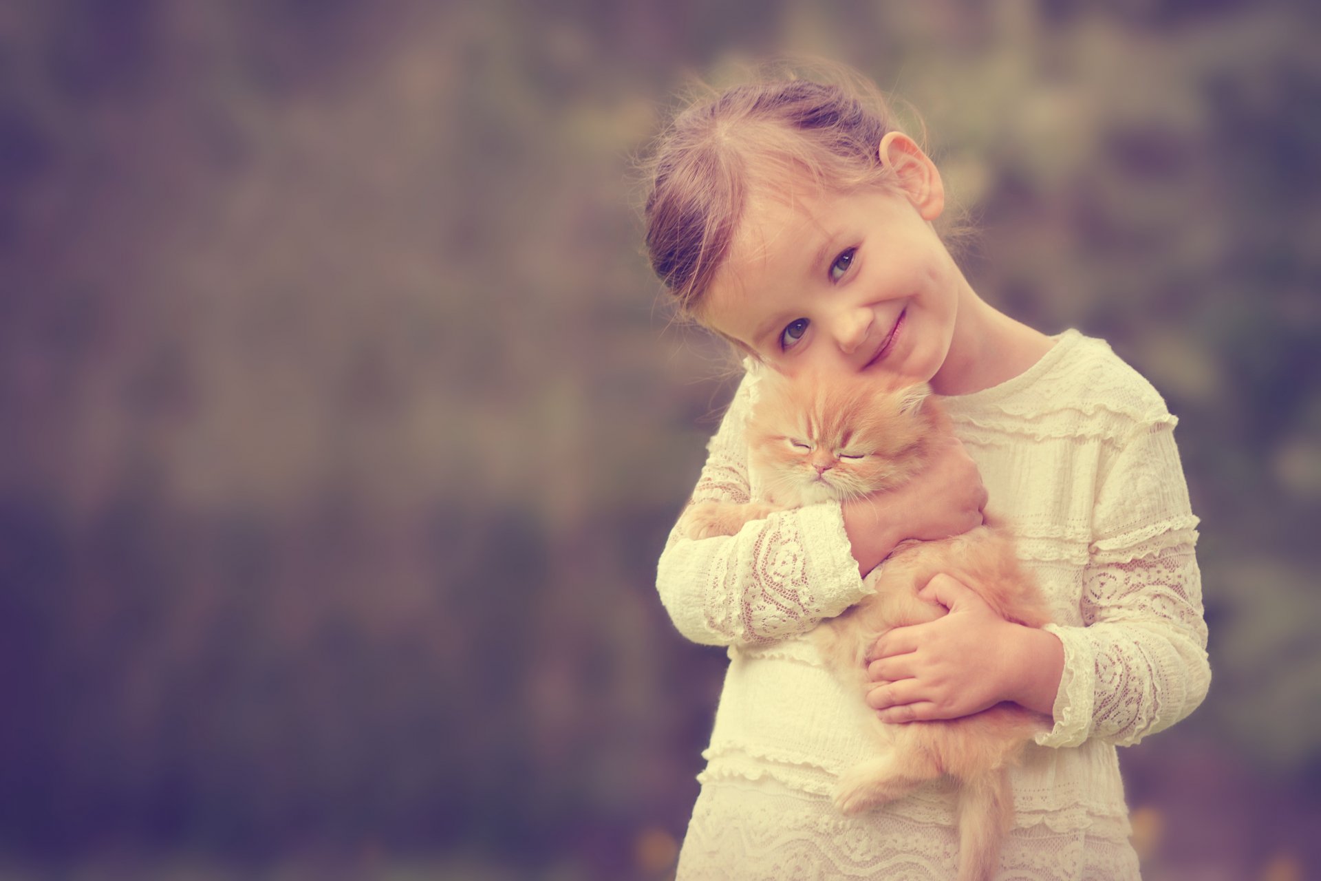 jeune fille chaton rouge amis sourire humeur