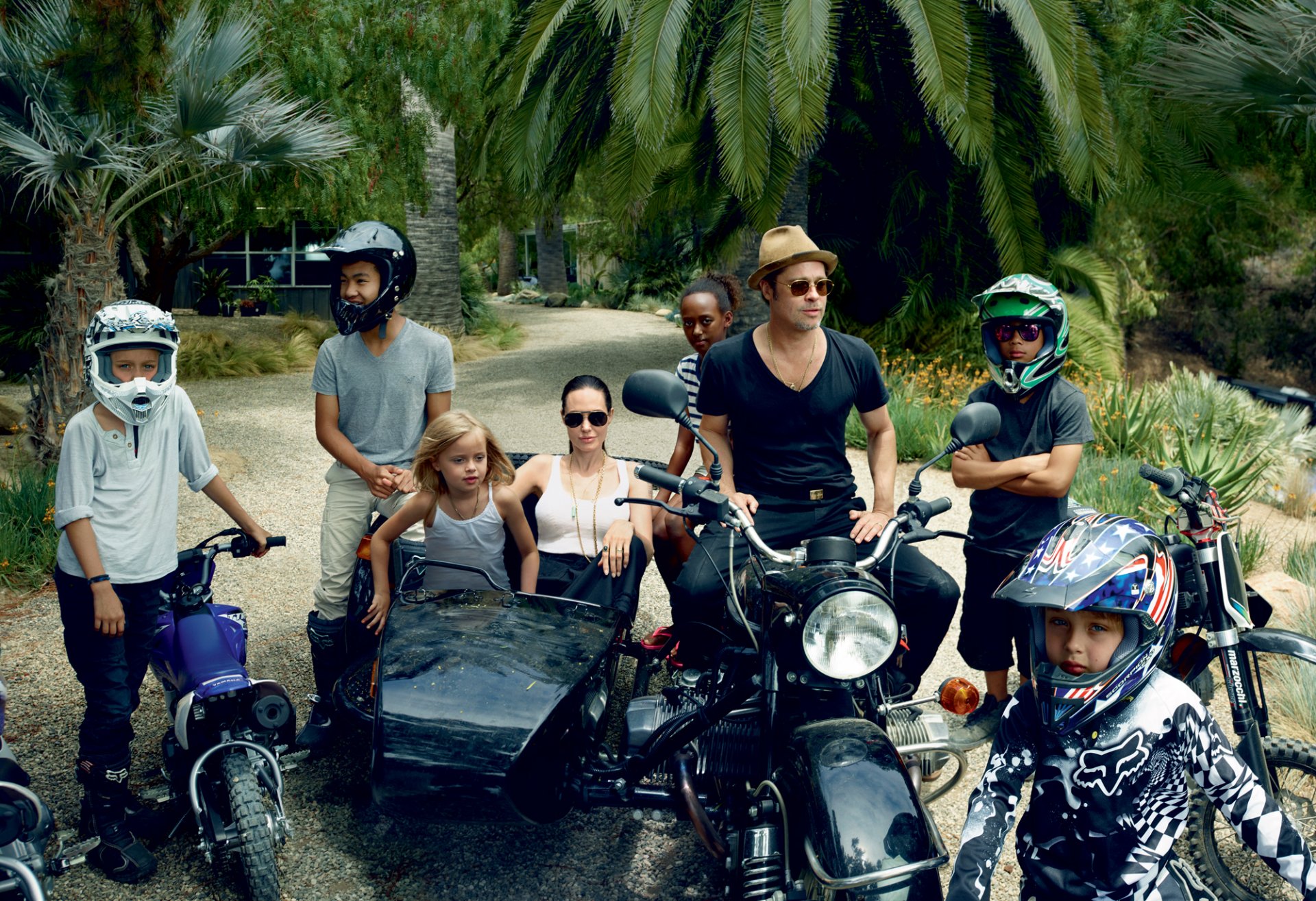 angelina jolie brad pitt actores celebridades niños familia motocicleta casco gafas sombrero palmeras paseo foto annie leibovitz moda