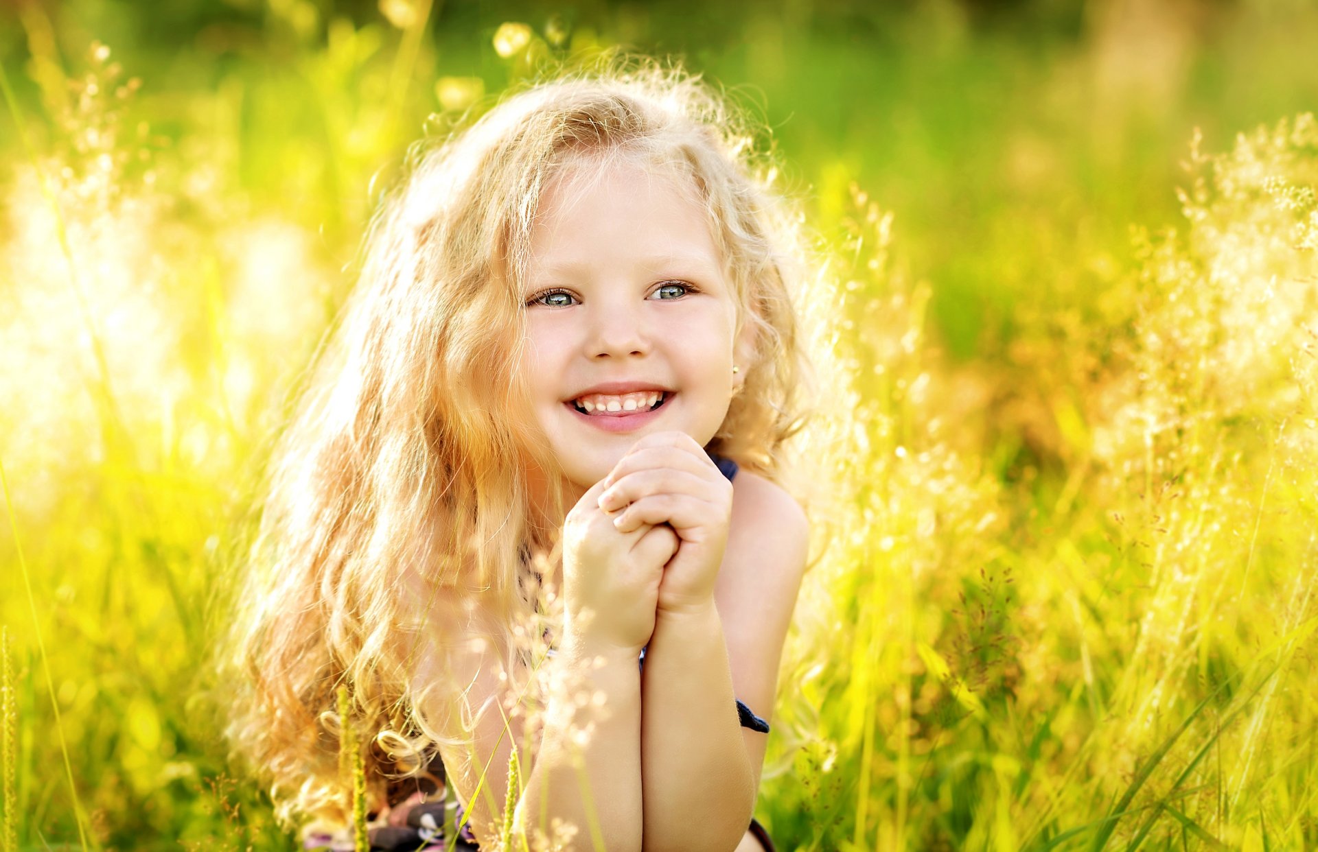 niña pelo verano felicidad alegría infancia risa hierba luz