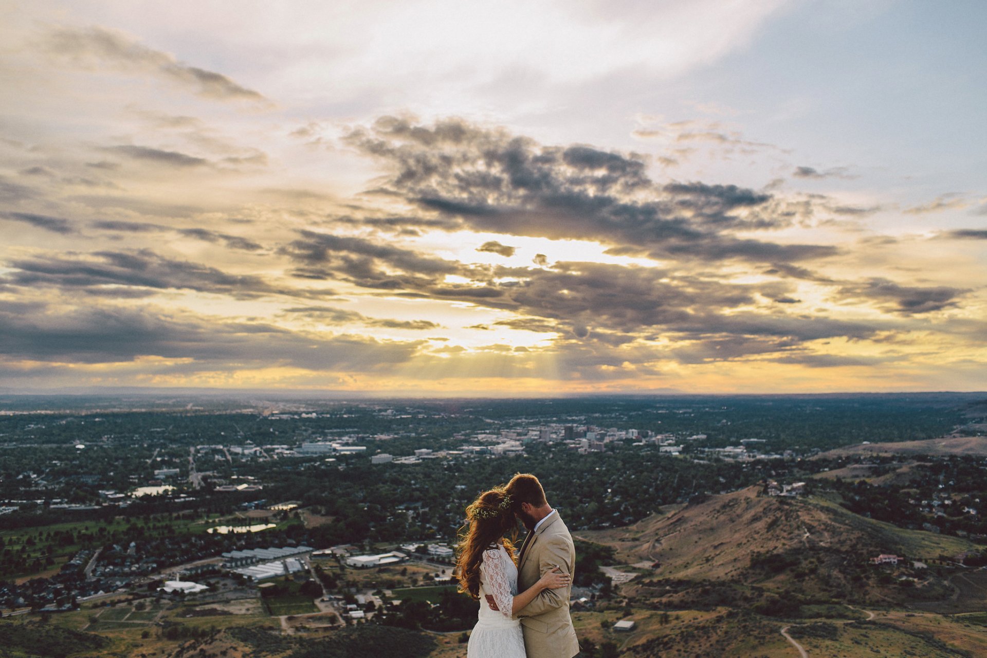 amoureux marié mariée couronne ville ciel nuages