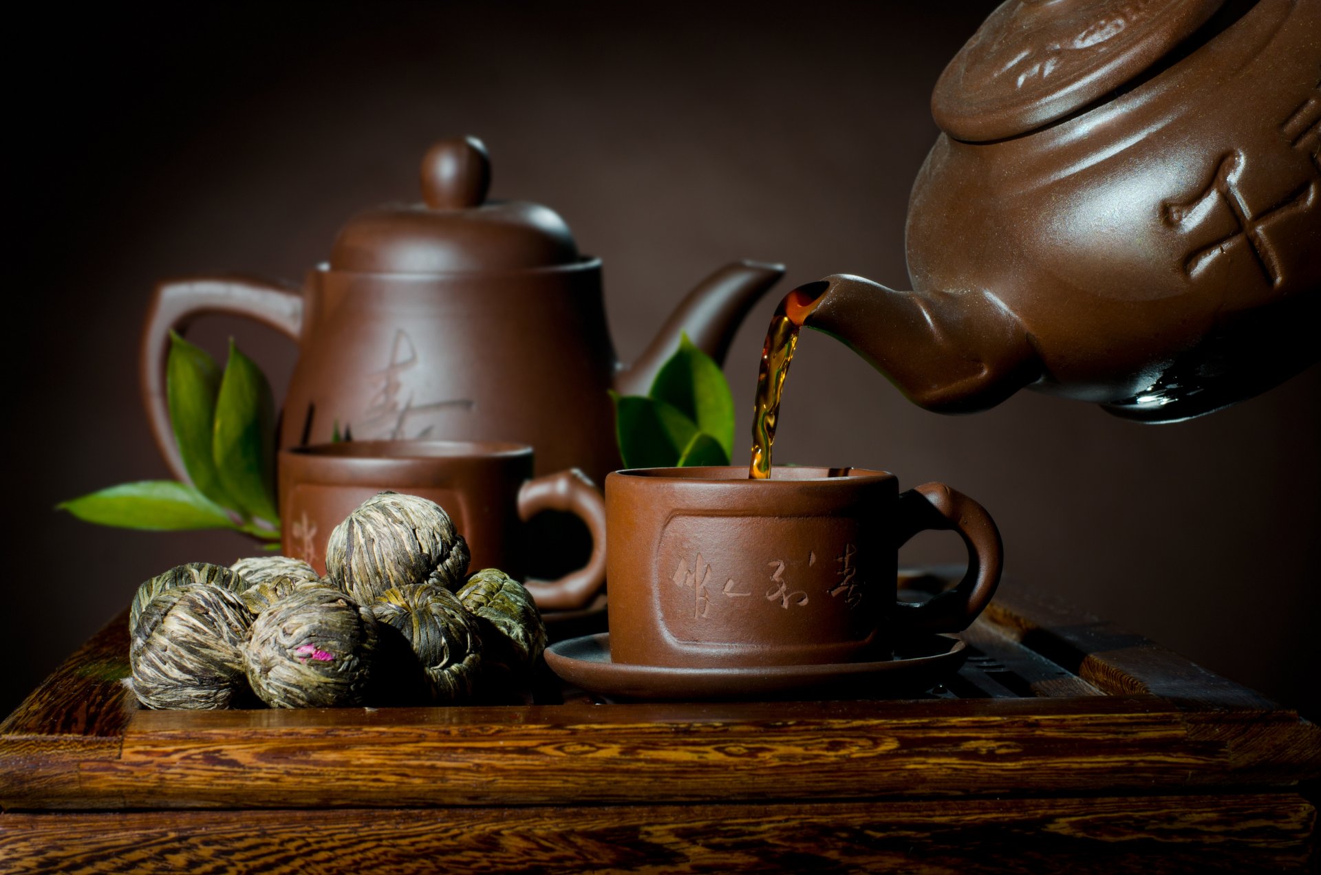 untertasse tasse teekanne tee blätter schweißen