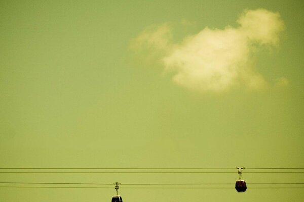 Seilbahn in den Wolken