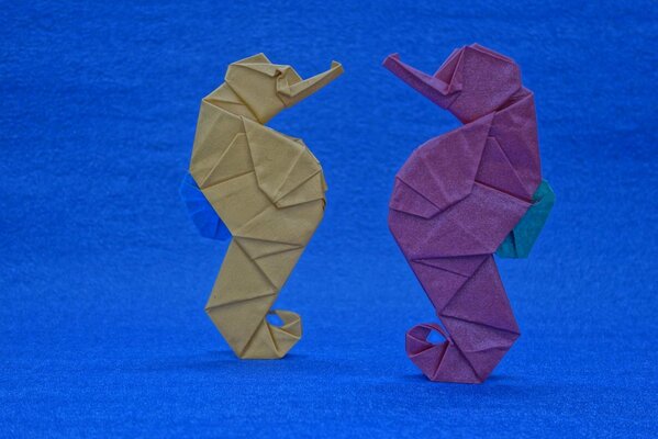 Origami de papel con forma de caballitos de mar