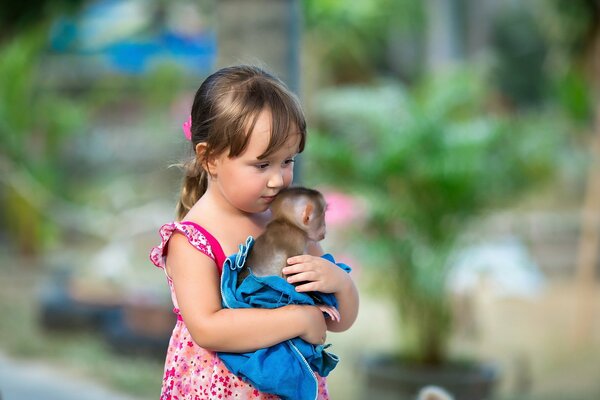 The girl gives back to the store the wrong baby