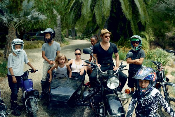 Angelina Jolie und Brad Pitt mit ihrer Familie auf einem Motorrad