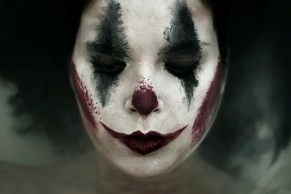 Visage de clown triste avec maquillage