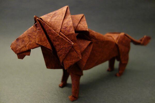 Origami de papel con forma de León depredador