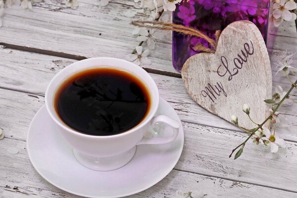 Una taza de café sobre un hermoso fondo de mesa y flores