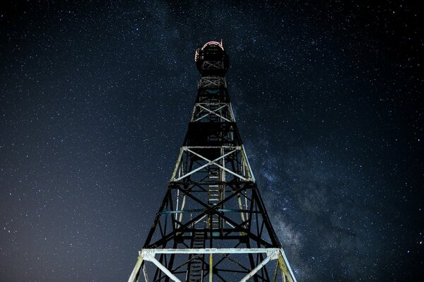 Torre de metal en el fondo de la vía láctea