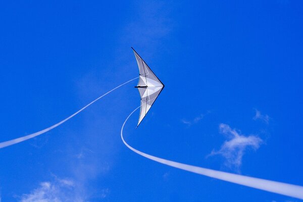 Cometa volando en el cielo azul