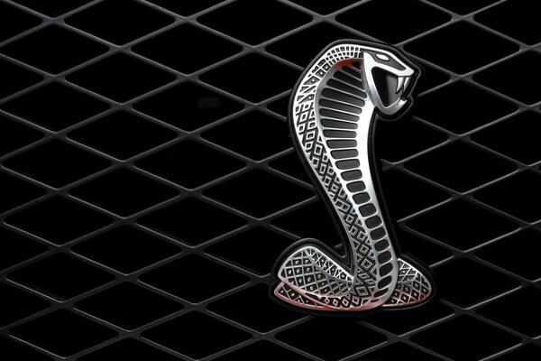 Serpent en métal avec un beau motif sur le treillis