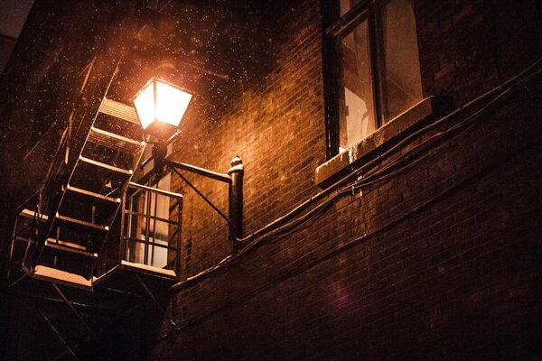 Bella posizione di un edificio in mattoni con una lanterna luminosa