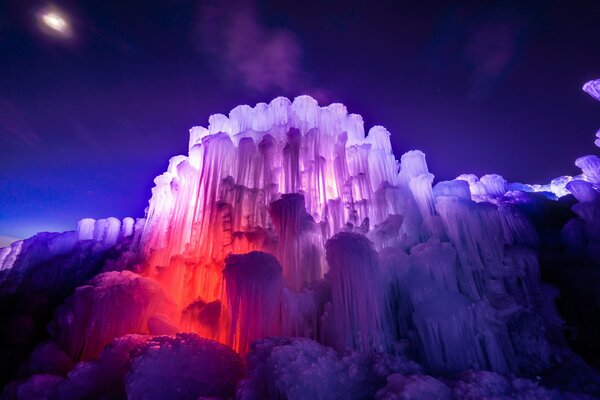 Montagne de glace avec une lueur rouge pourpre