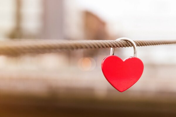 Cerradura con forma de corazón rojo en una viga de acero