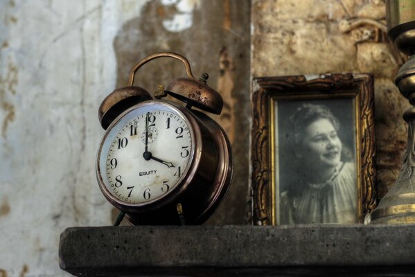 Vecchia foto in bianco e nero accanto a un orologio retrò