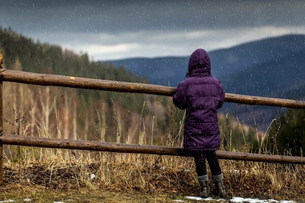 Mädchen schaut auf ihre Perspektiven im Dorf