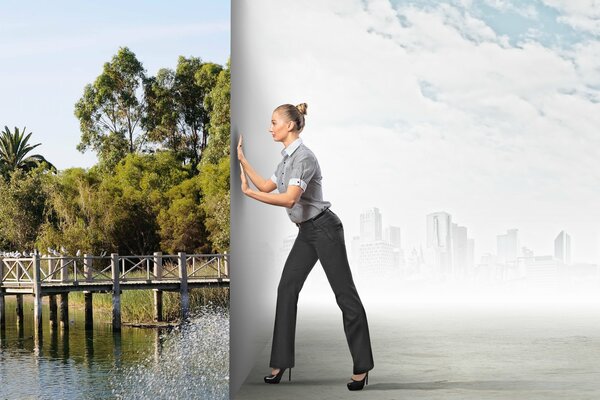 Foto creativa di una ragazza in pantaloni la scelta tra città e natura