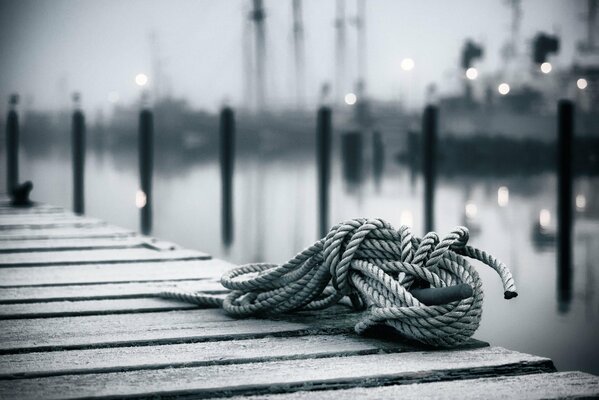 Cuerda en un muelle de madera en el puerto