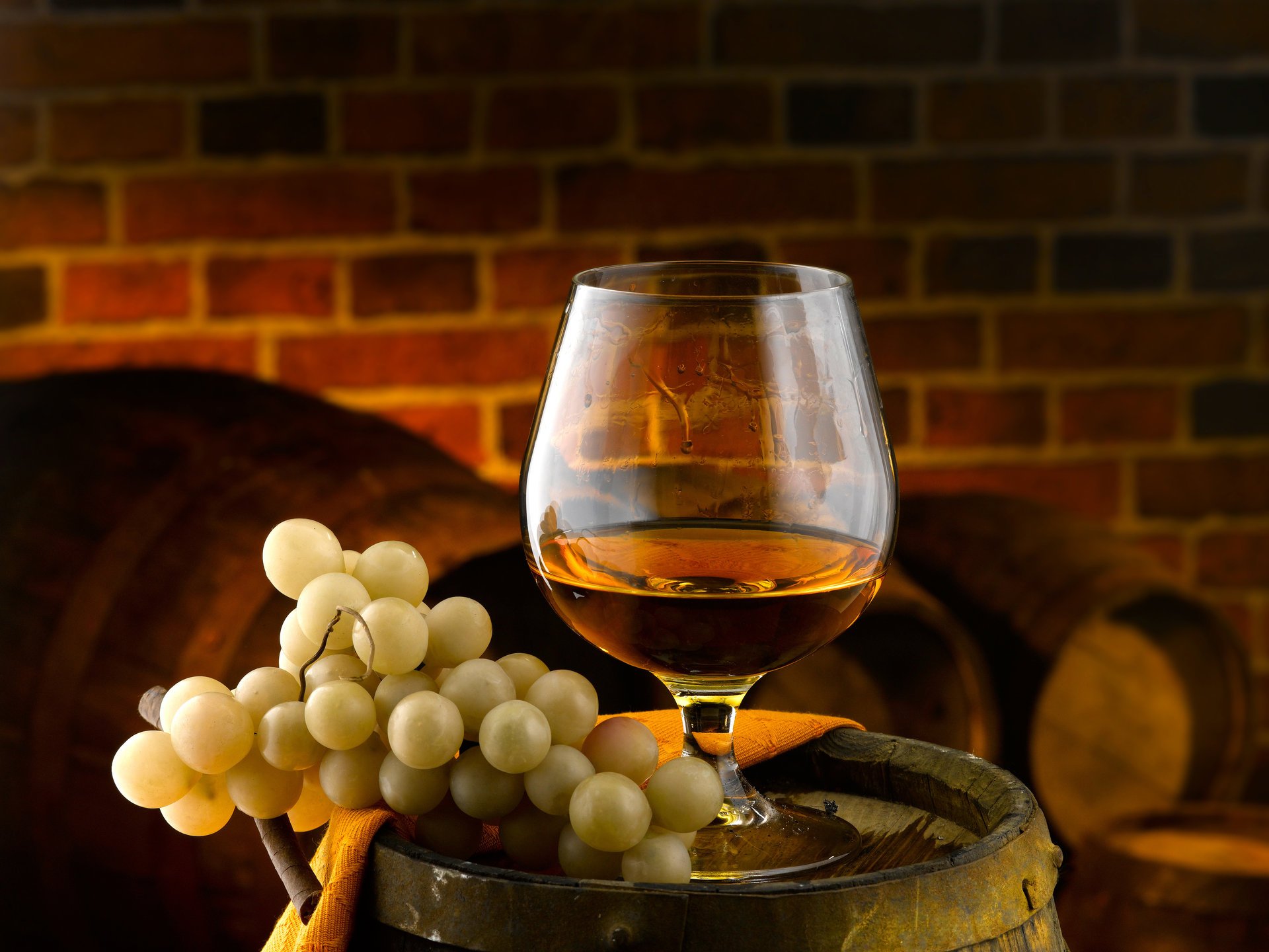 barriles copa de vino coñac uvas