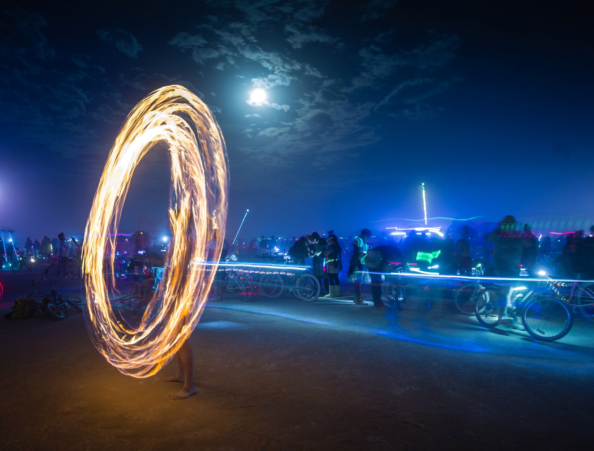 burning man - nevada états-unis art art gens lumières ciel nuages lune spectacle de feu
