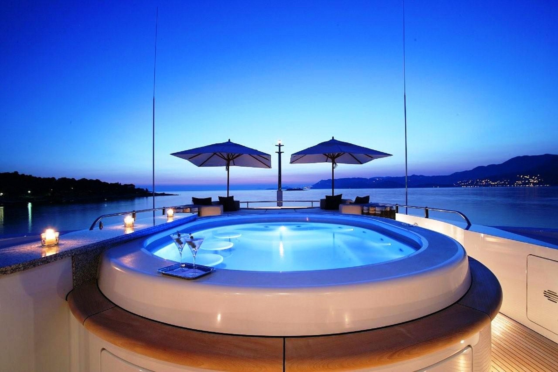jacuzzi acqua fiume mare ombrello cocktail