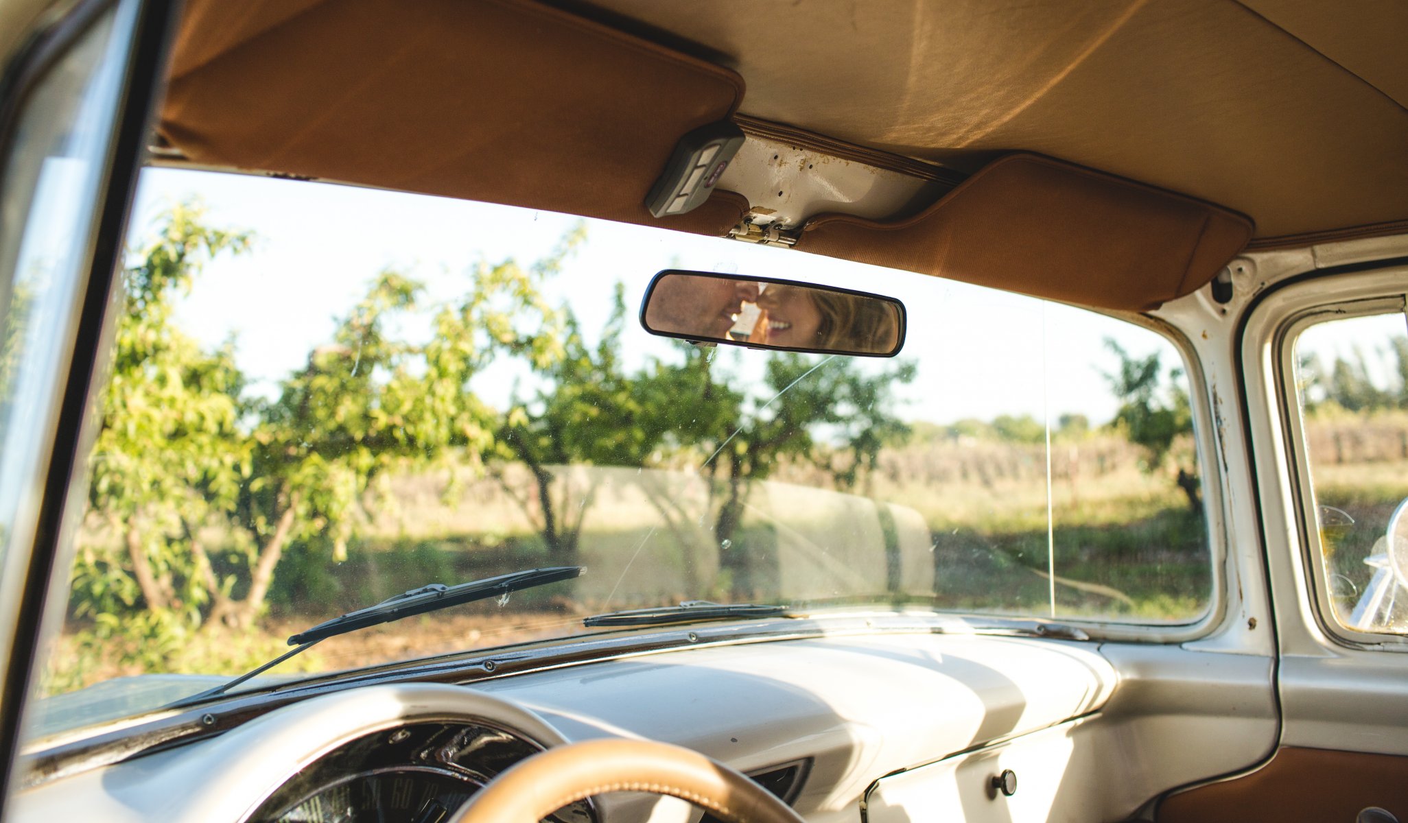 interno retro auto vecchio coppia riflessione specchio