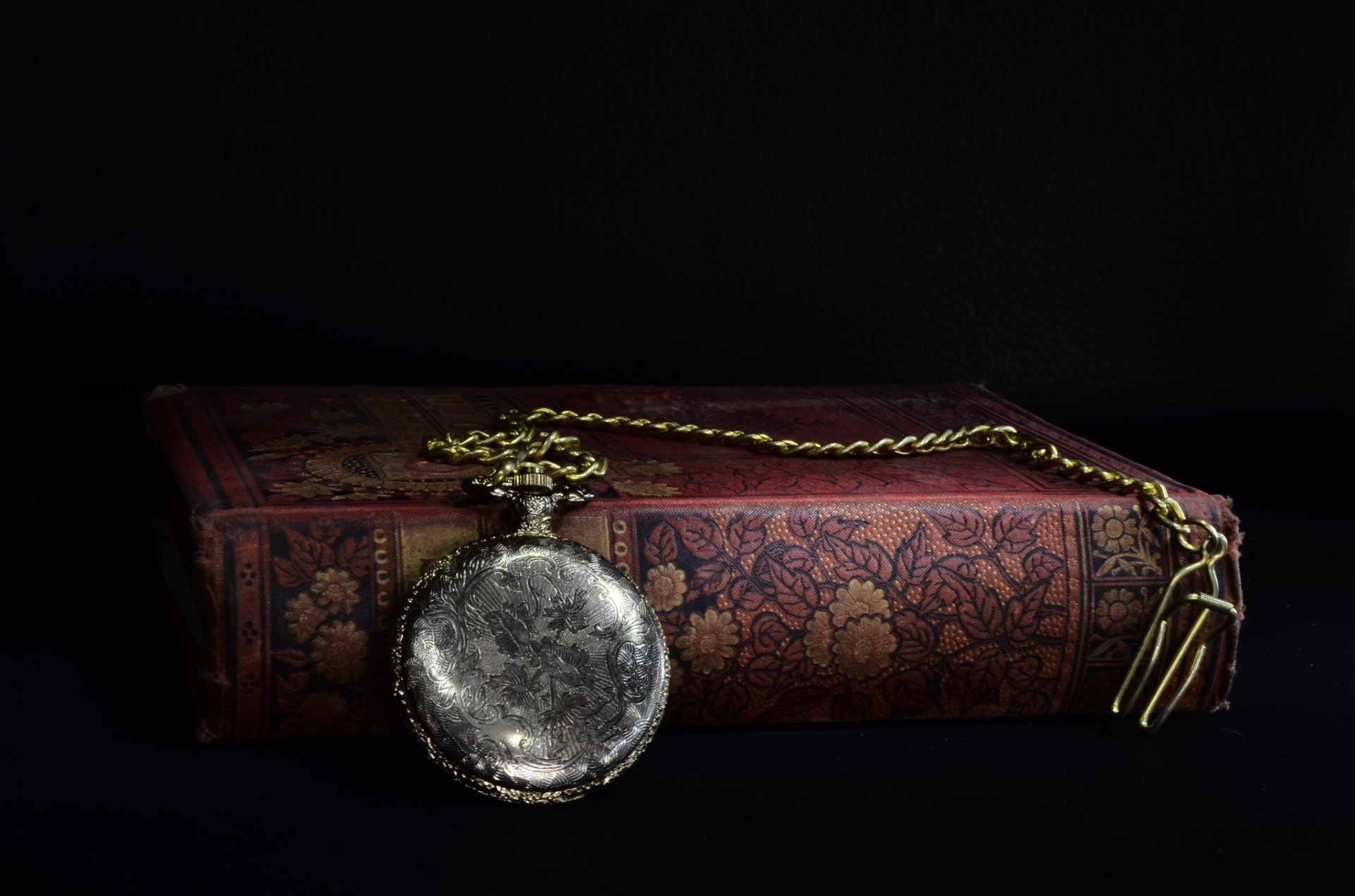 vecchio libro orologio da tasca catena