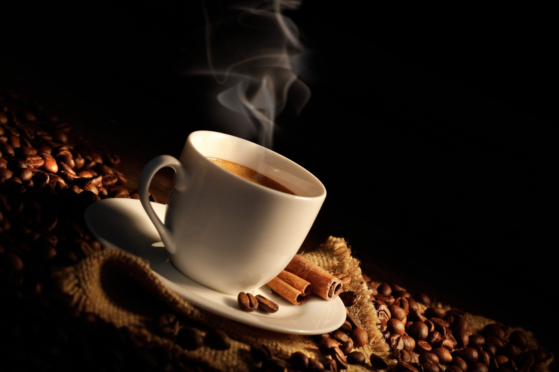 sacchetto chicchi di caffè spatola tazza caffè cannella bastoni sapore sacchetto chicchi di caffè spalla bastoncini di cannella