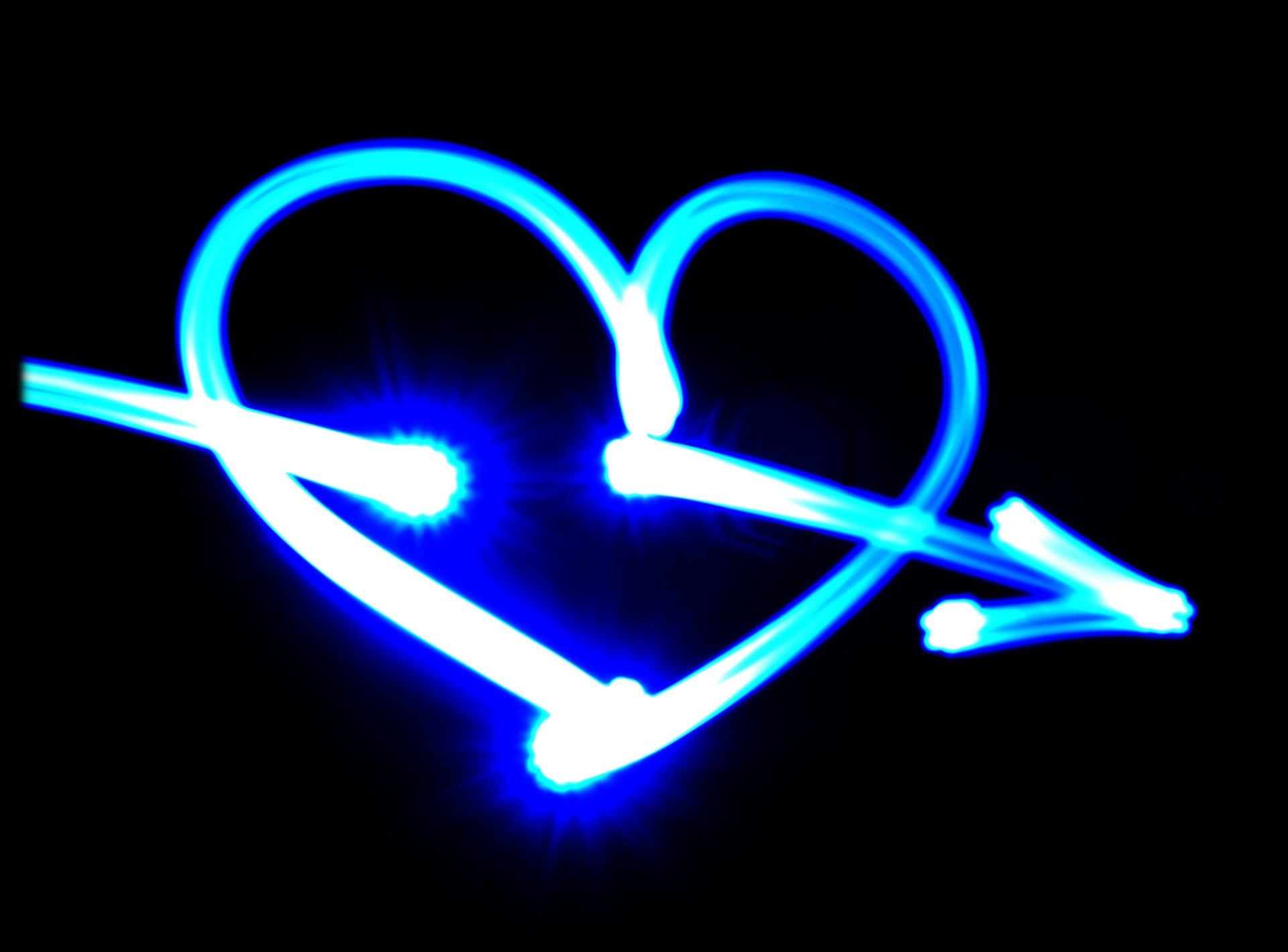 nastrój miłość serce przebite strzała kupidyna kupidyna kolor neon led kreatywny dobry pomysł pozytywne bokeh tapety