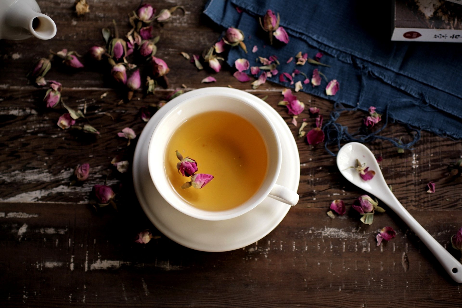 thé soucoupe tasse cuillère blanc roses sec rose