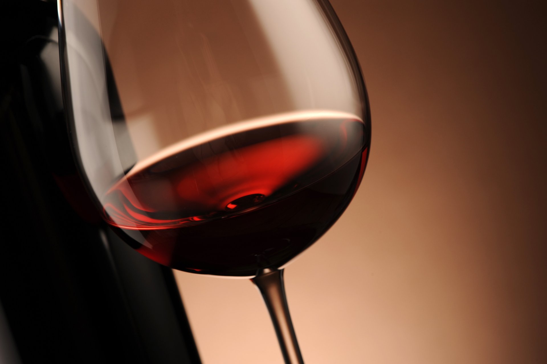 vin rouge verre verre réflexion bouteille gros plan
