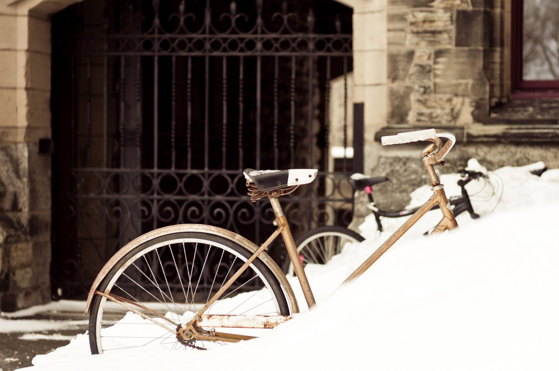 bicicletta neve inverno città cancello costruzione