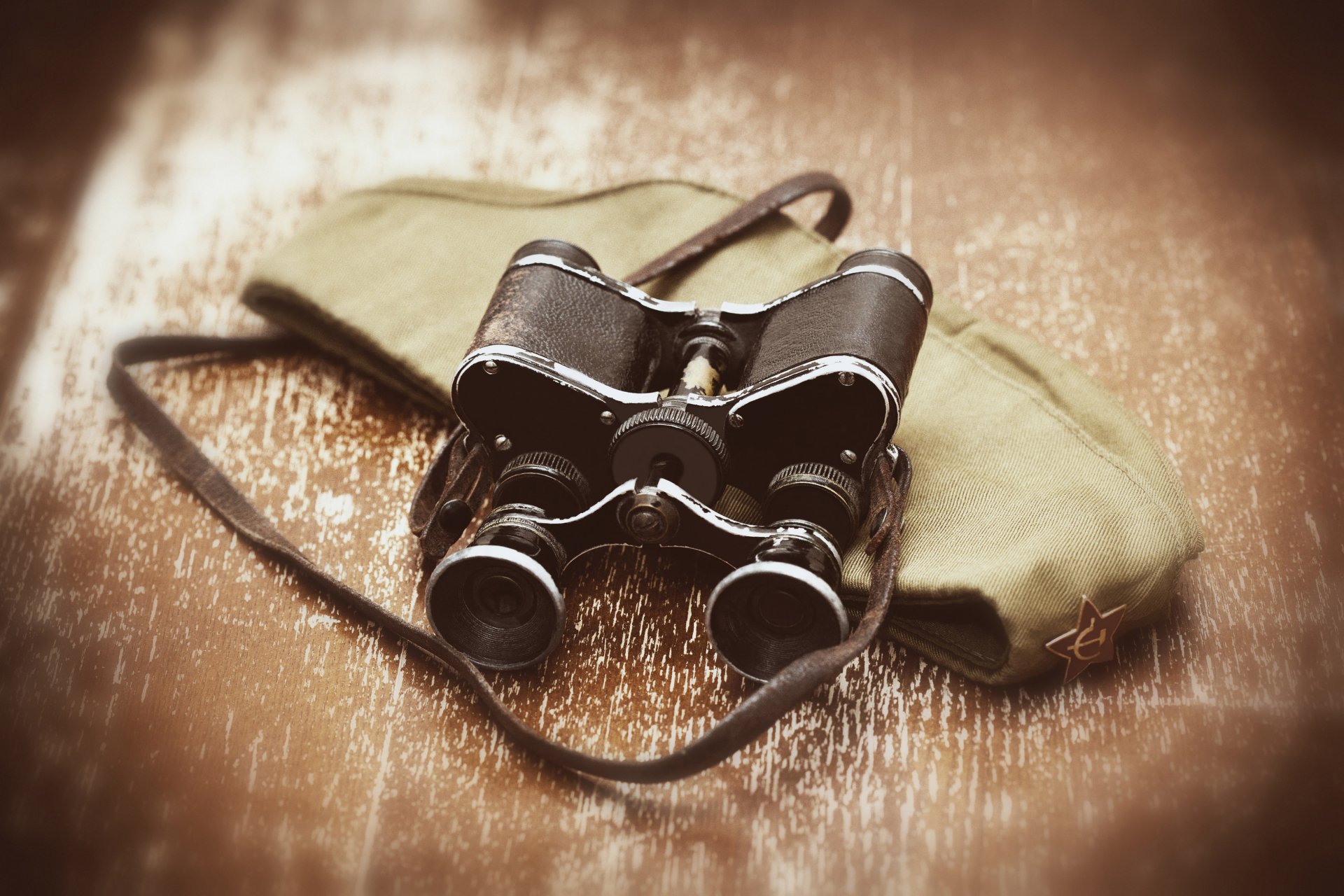 amunicja pilot armia khaki lekka czapka gwiazda dowódca lornetka na stole zsrr wojna światowa rozmycie bokeh tapeta