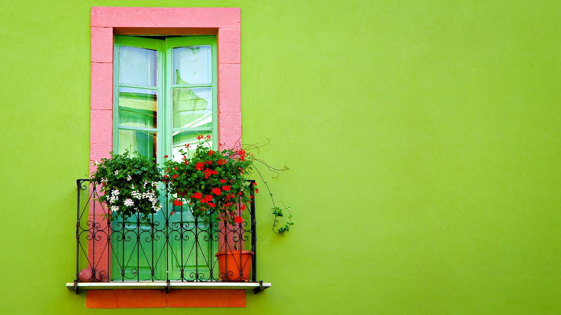 balcone porte fiori parete verde chiaro