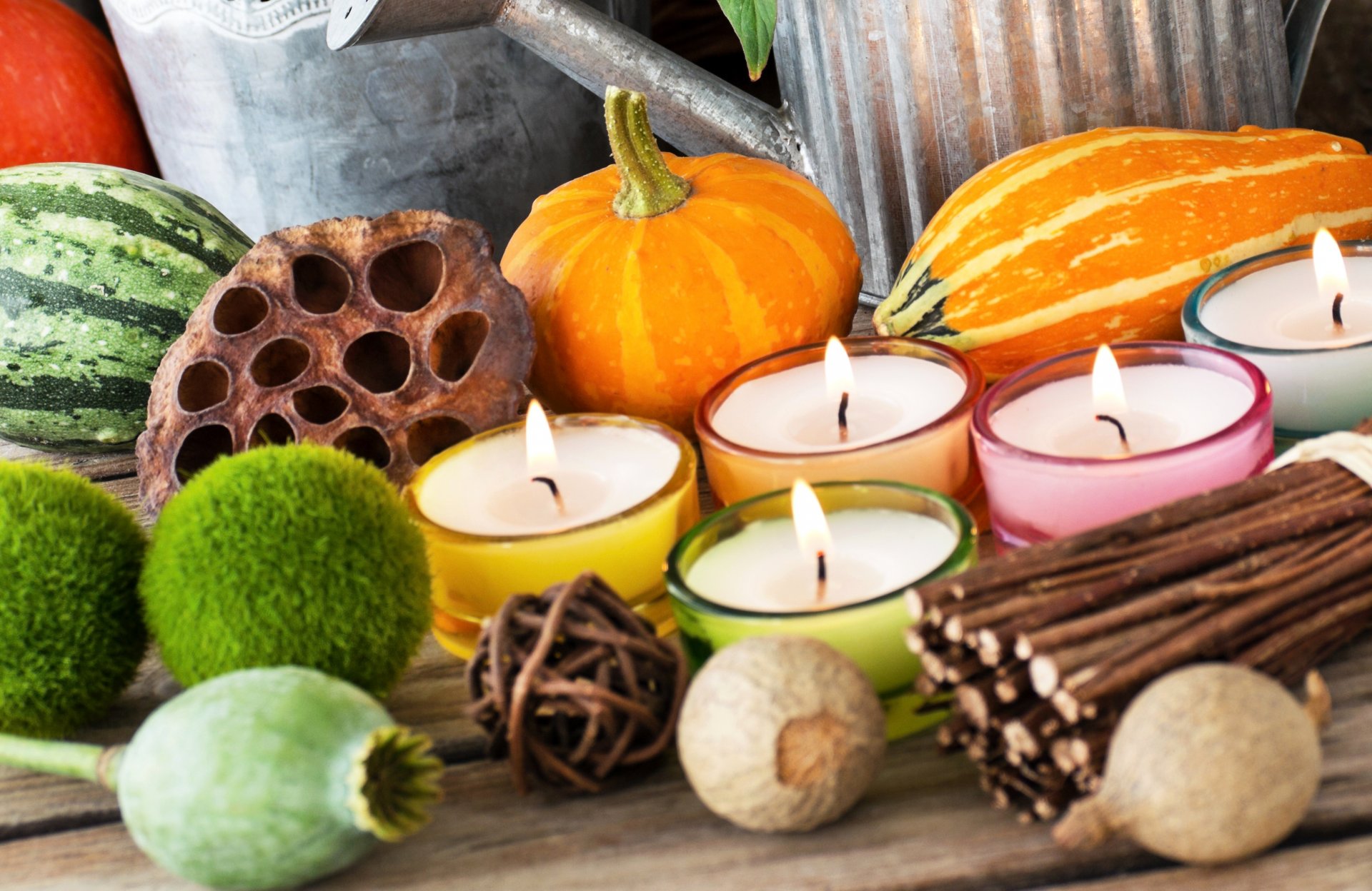 herbst dekoration dekor kerzen kerzenhalter wassermelone kürbis mohnblumen stangen