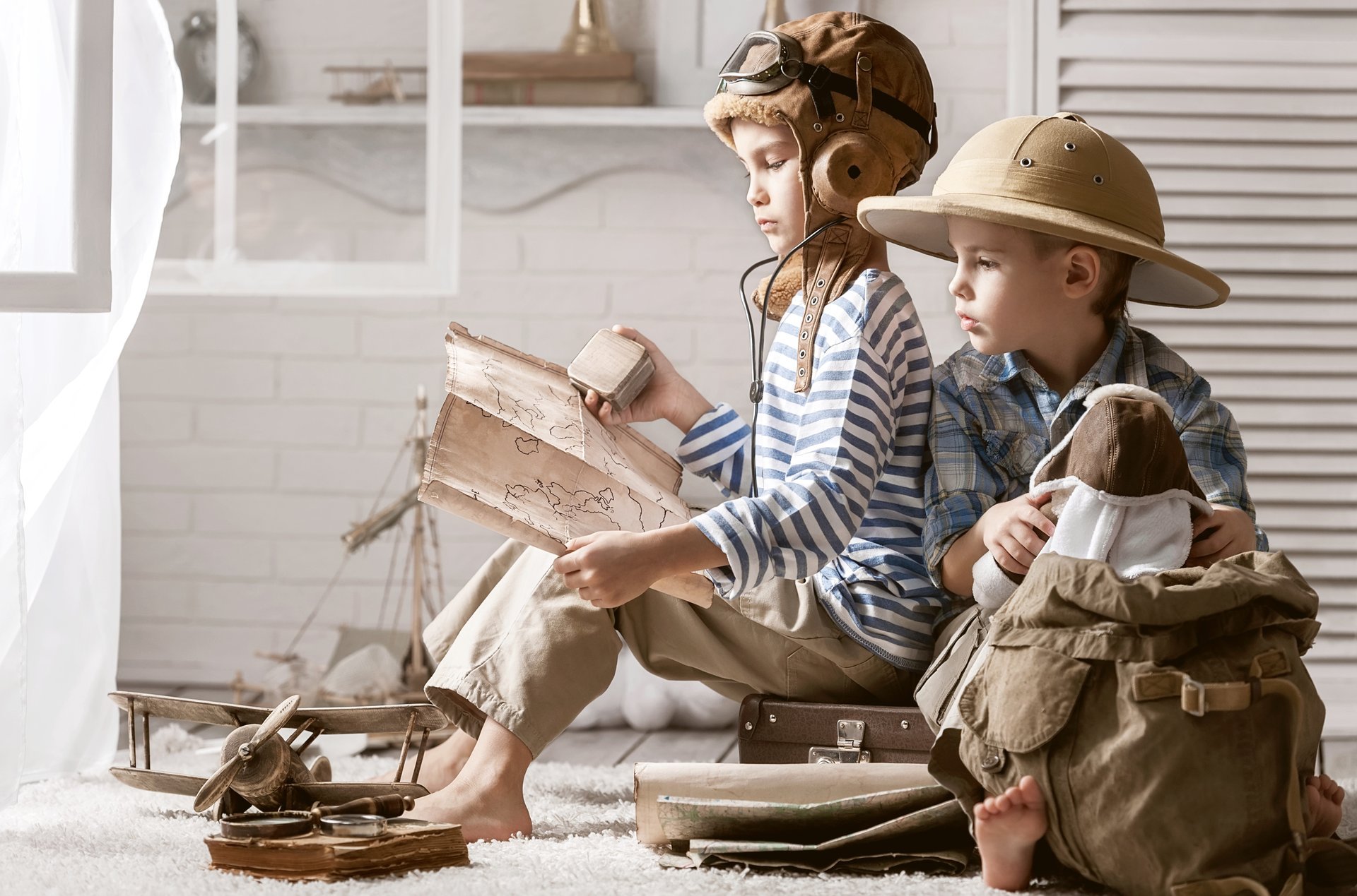 niños niños juego sombrero maleta tarjetas avión pilotos