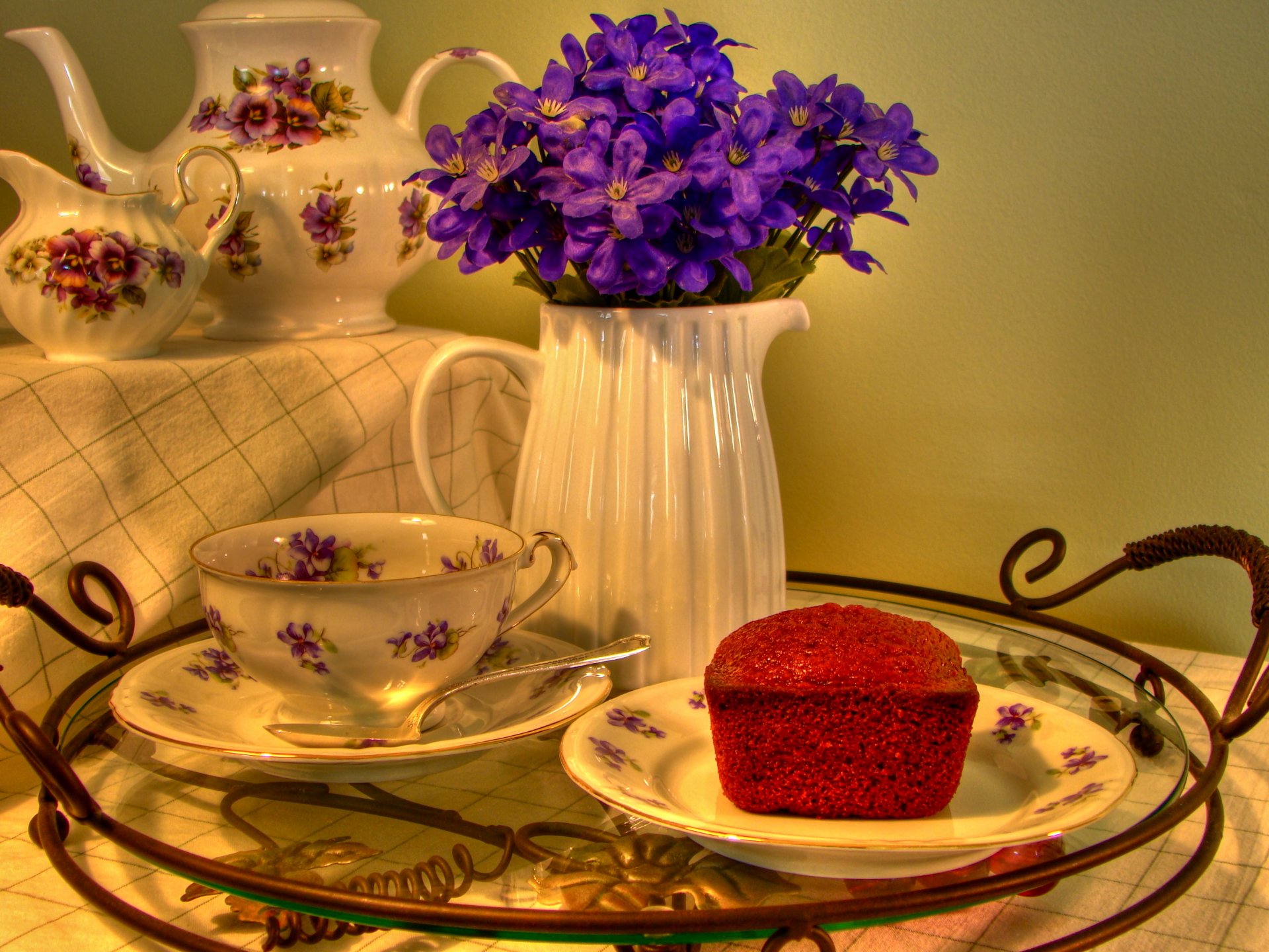 mesa mantel juego de té magdalena bandeja jarra flores fondo