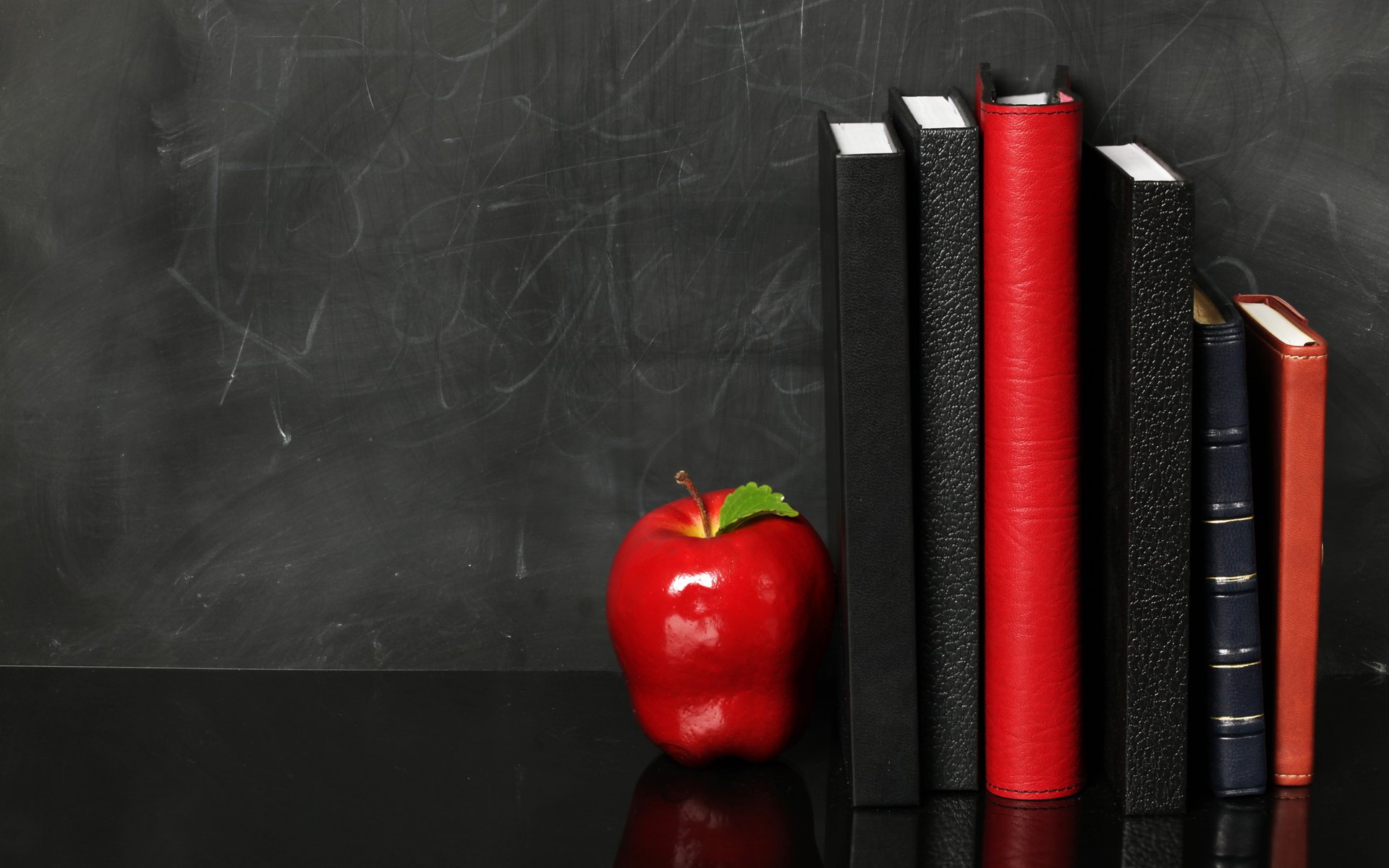 cuadernos manzana rojo estante fondo