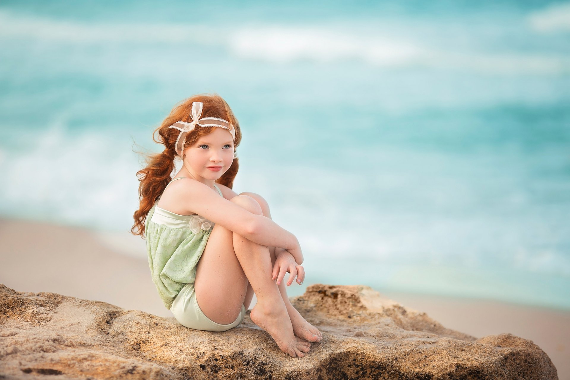 fille mer rousse sable